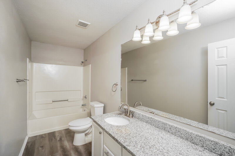 1,740/Mo, 8767 Seneca Crk Converse, TX 78109 Main Bathroom View