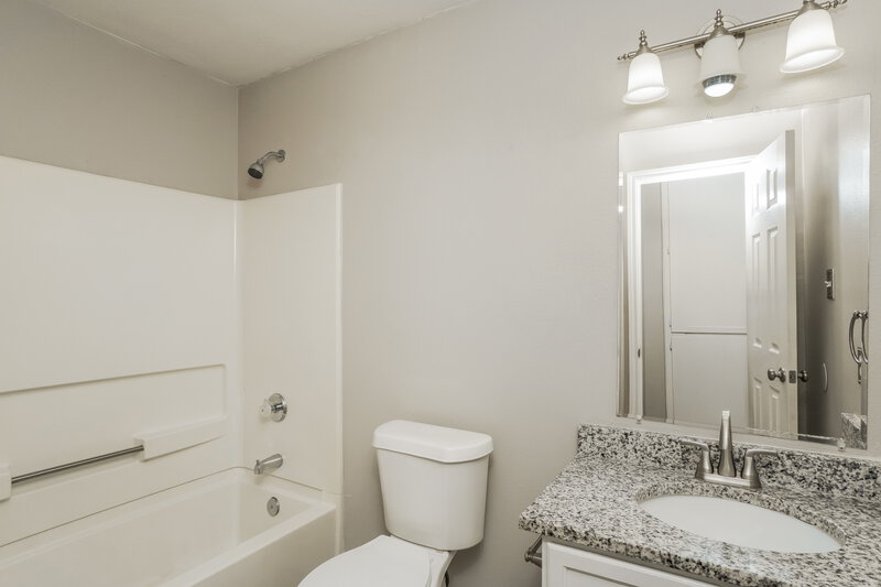 1,740/Mo, 8767 Seneca Crk Converse, TX 78109 Bathroom View