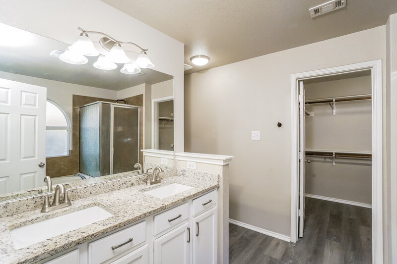 1,740/Mo, 110 Golden Wren San Antonio, TX 78253 Main Bathroom View