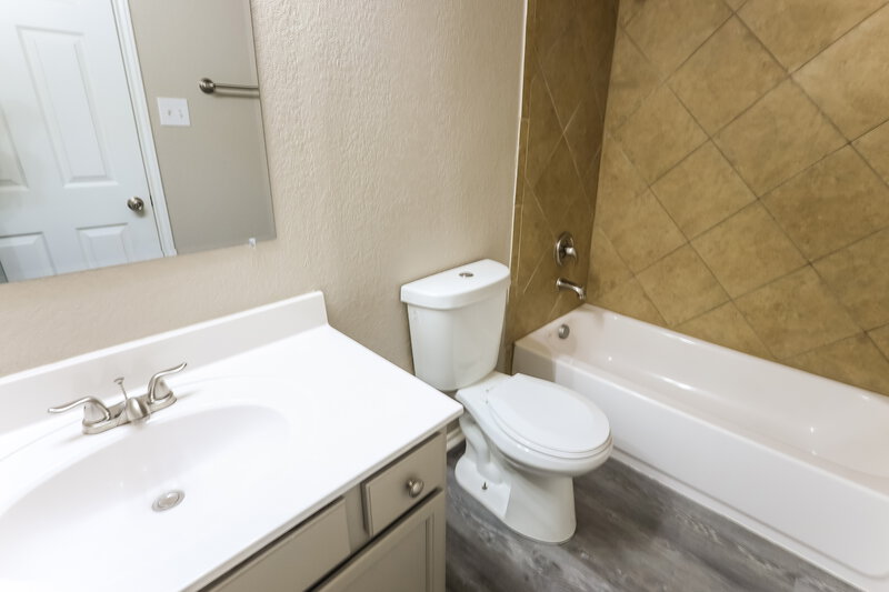 1,710/Mo, 11511 Oaks Hike San Antonio, TX 78245 Main Bathroom View