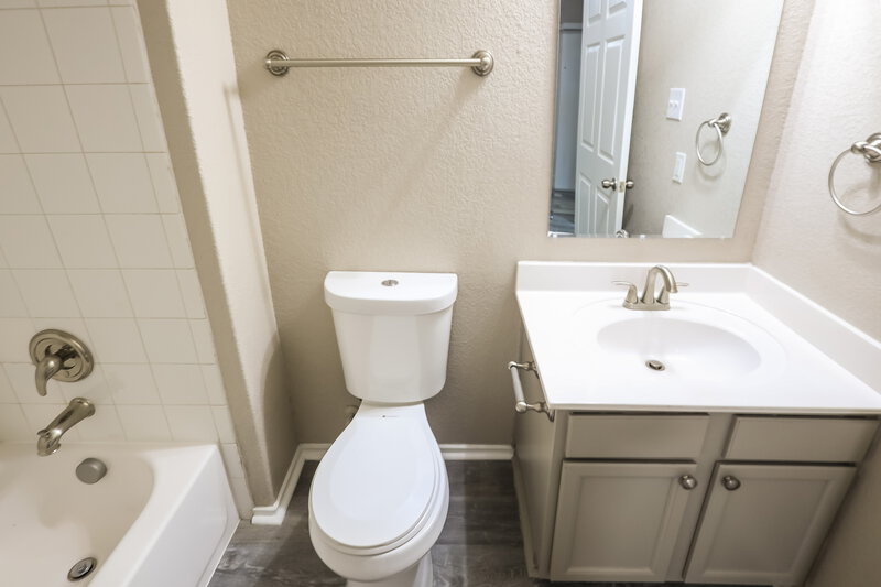 1,710/Mo, 11511 Oaks Hike San Antonio, TX 78245 Bathroom View