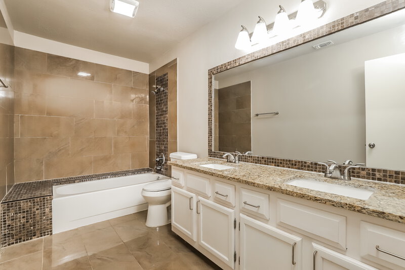 2,075/Mo, 3506 McCormick St San Antonio, TX 78247 Main Bathroom View