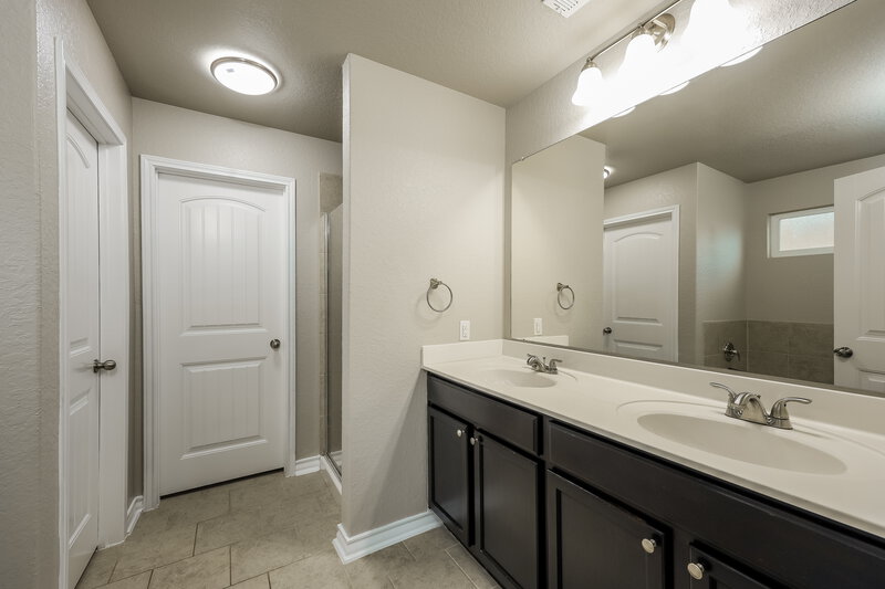 1,850/Mo, 715 Fly Catcher San Antonio, TX 78253 Main Bathroom View