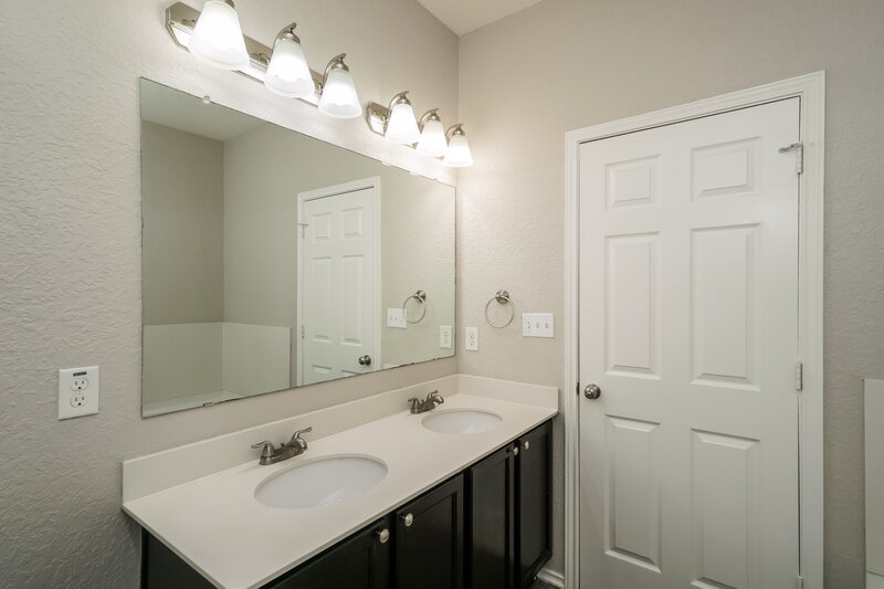 1,950/Mo, 27619 Lasso Bnd San Antonio, TX 78260 Main Bathroom View 2