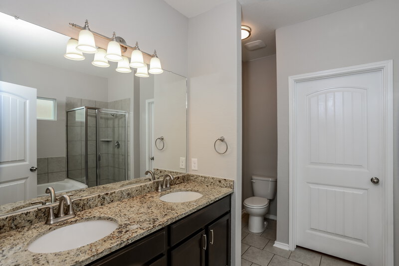 2,120/Mo, 13322 Frio Parke San Antonio, TX 78254 Main Bathroom View