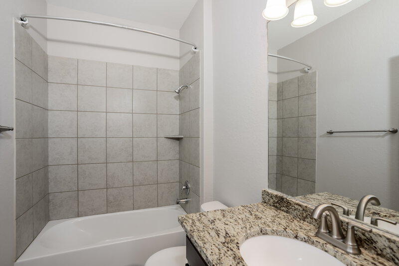 2,120/Mo, 13322 Frio Parke San Antonio, TX 78254 Bathroom View