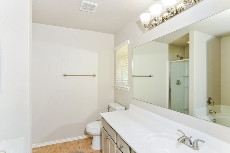 1,710/Mo, 10722 Rimfire Run Ln San Antonio, TX 78245 Main Bathroom View
