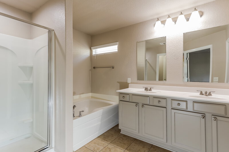 1,675/Mo, 3434 Maguey Trl San Antonio, TX 78245 Main Bathroom View