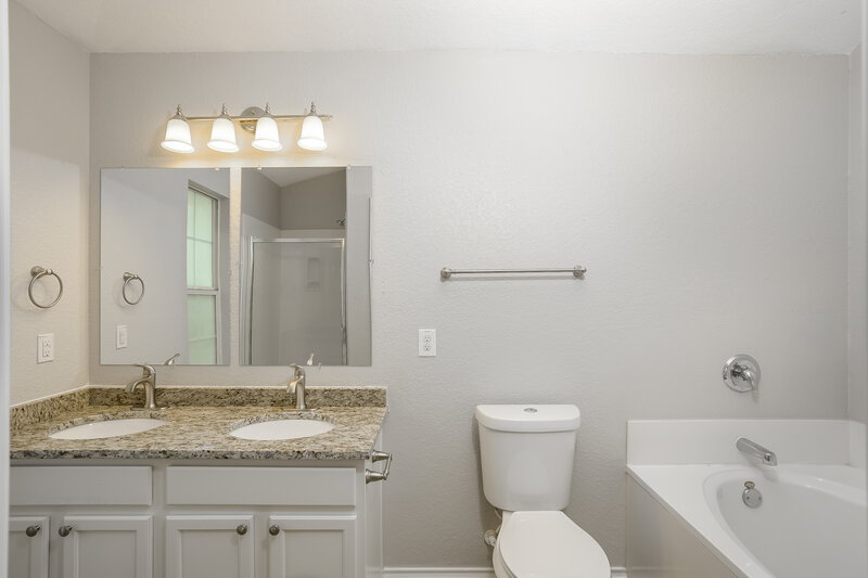 1,840/Mo, 11210 Bold Forbes San Antonio, TX 78245 Main Bathroom View