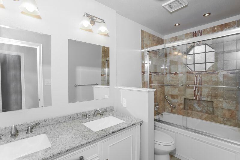 2,250/Mo, 7422 Silent Hls San Antonio, TX 78250 Main Bathroom View