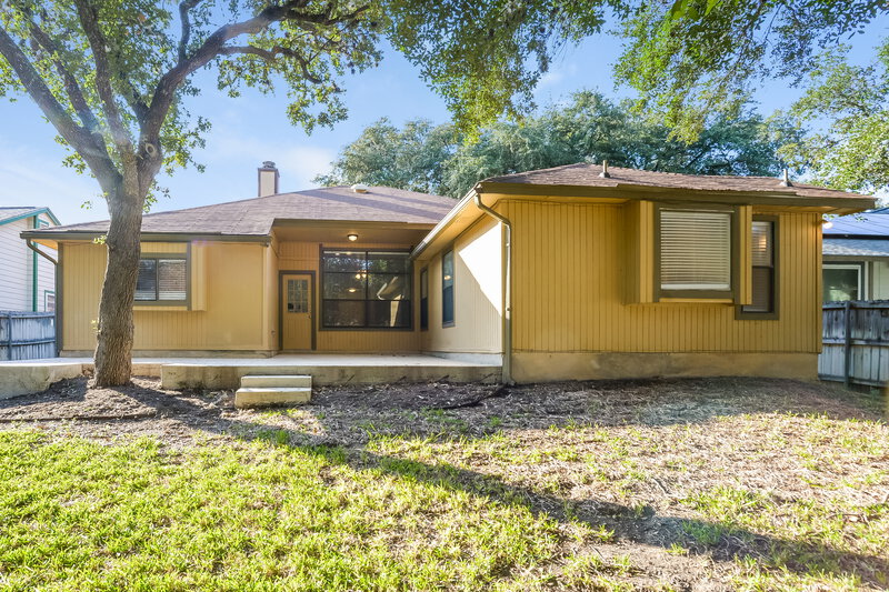 2,250/Mo, 7422 Silent Hls San Antonio, TX 78250 Rear View