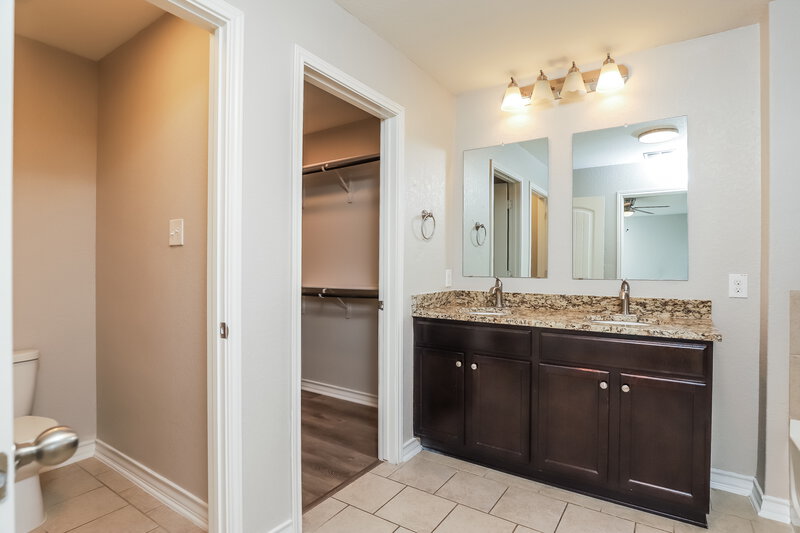 1,725/Mo, 14106 Cremello Fls San Antonio, TX 78254 Main Bathroom View