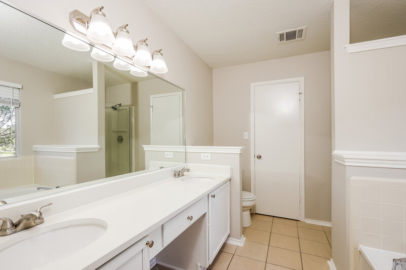 3,120/Mo, 15630 Knollcliff San Antonio, TX 78247 Main Bathroom View