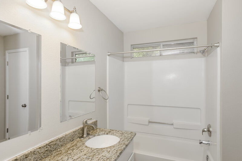 1,925/Mo, 8211 Maloy Mnr San Antonio, TX 78250 Main Bathroom View