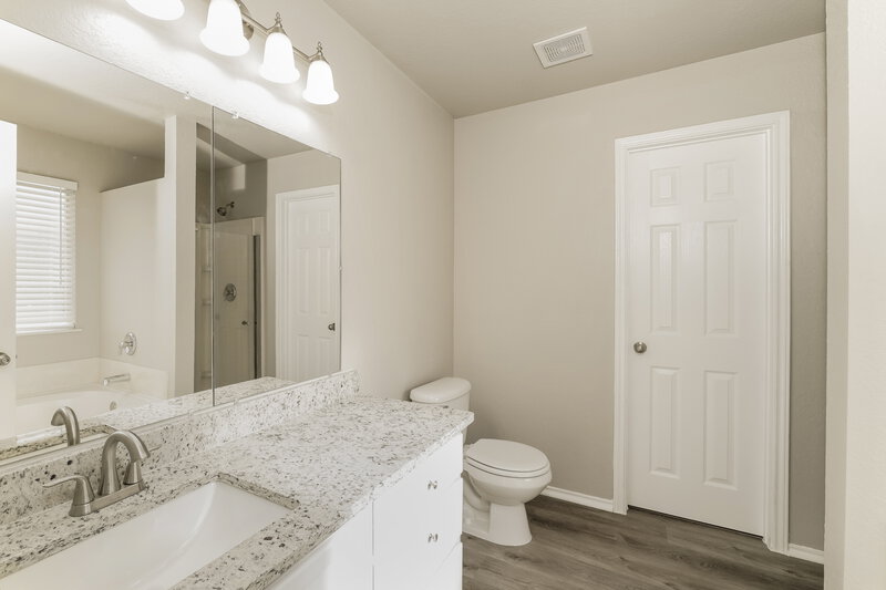 3,150/Mo, 3818 Ashleaf Pecan San Antonio, TX 78261 Main Bathroom View