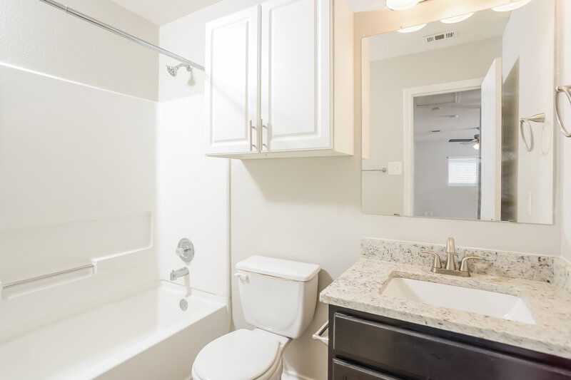 1,695/Mo, 207 Cedron Chase San Antonio, TX 78253 Main Bathroom View