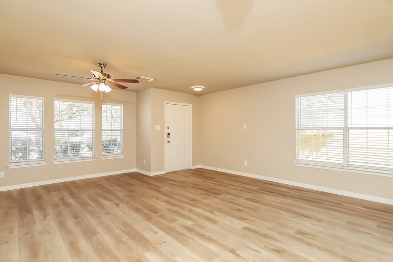 1,810/Mo, 10427 Overland Crk San Antonio, TX 78245 Living Room View 2