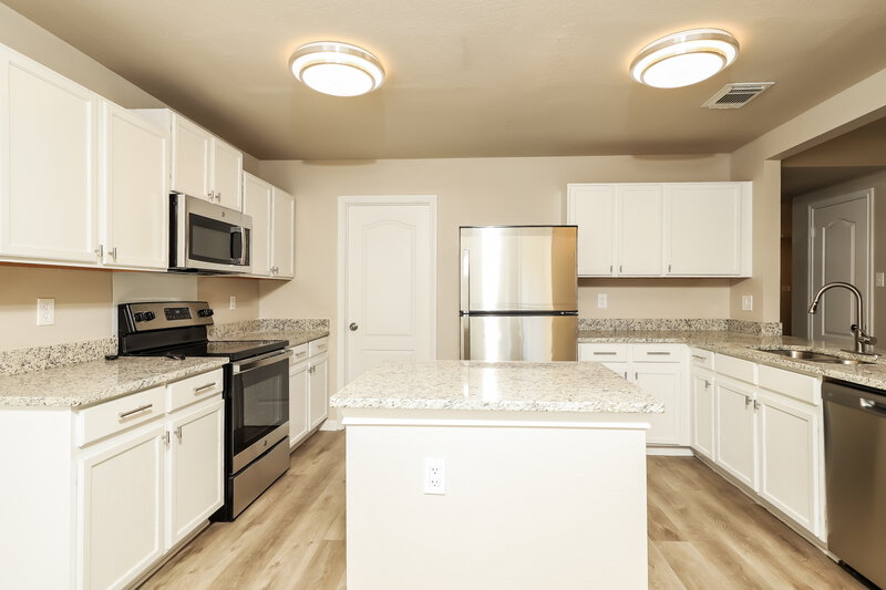 1,810/Mo, 10427 Overland Crk San Antonio, TX 78245 Kitchen View 2