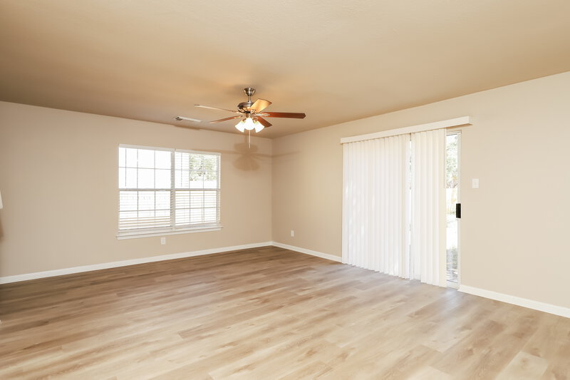 1,810/Mo, 10427 Overland Crk San Antonio, TX 78245 Family Room View