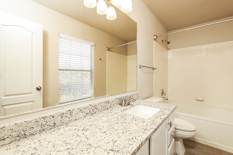 1,810/Mo, 10427 Overland Crk San Antonio, TX 78245 Main Bathroom View