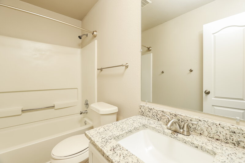 1,810/Mo, 10427 Overland Crk San Antonio, TX 78245 Bathroom View 2