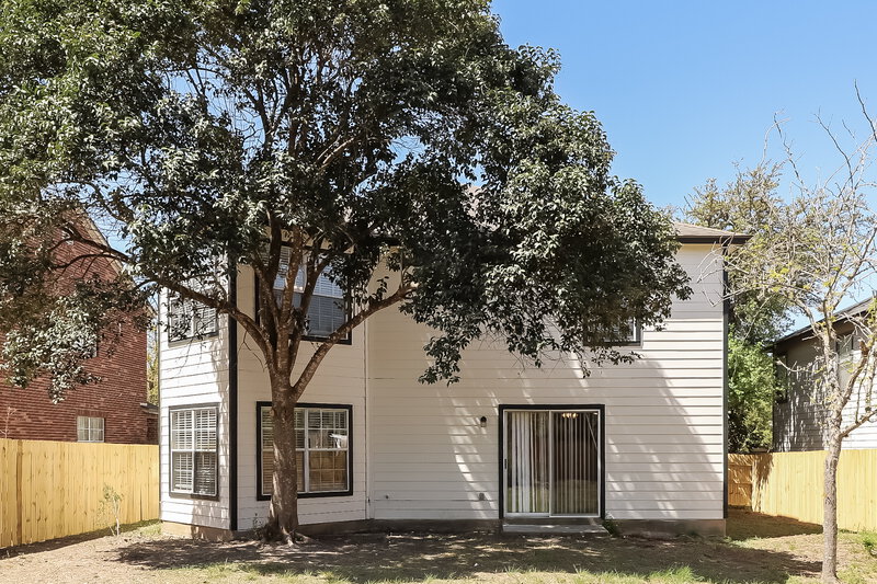 1,810/Mo, 10427 Overland Crk San Antonio, TX 78245 Rear View