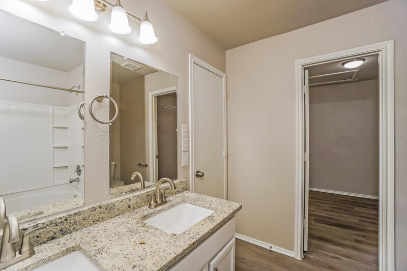 2,050/Mo, 25106 Longbranch Run San Antonio, TX 78261 Main Bathroom View