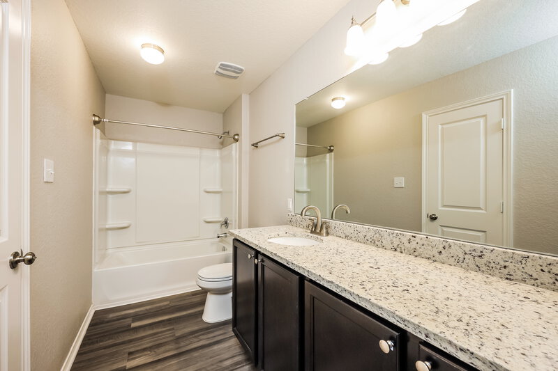 1,610/Mo, 9723 Marbach Hl San Antonio, TX 78245 Main Bathroom View