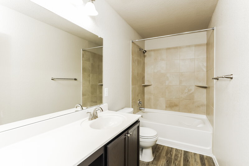 1,705/Mo, 3215 Pedernales Dr San Antonio, TX 78223 Main Bathroom View