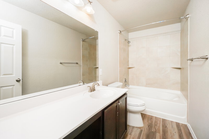 1,570/Mo, 3215 Pedernales Dr San Antonio, TX 78223 Main Bathroom View