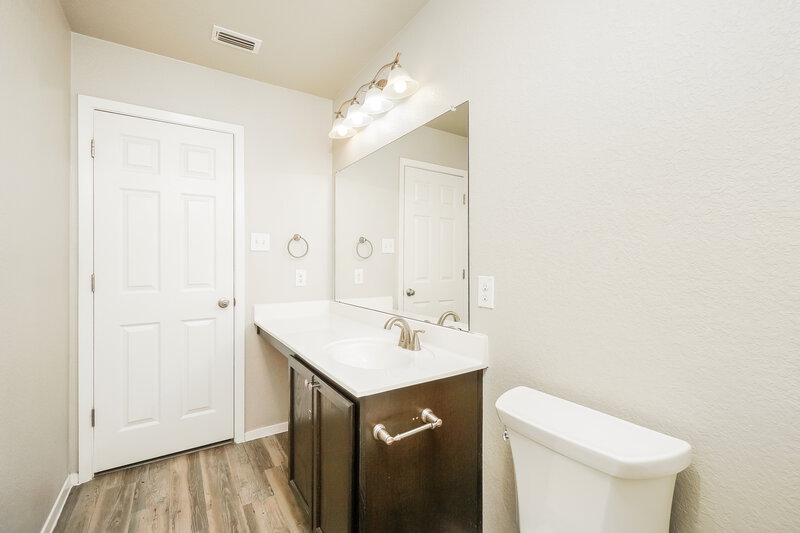 1,570/Mo, 3215 Pedernales Dr San Antonio, TX 78223 Main Bathroom View 2