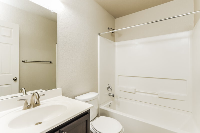 1,705/Mo, 3215 Pedernales Dr San Antonio, TX 78223 Bathroom View