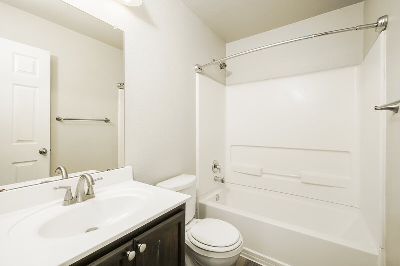 1,570/Mo, 3215 Pedernales Dr San Antonio, TX 78223 Bathroom View