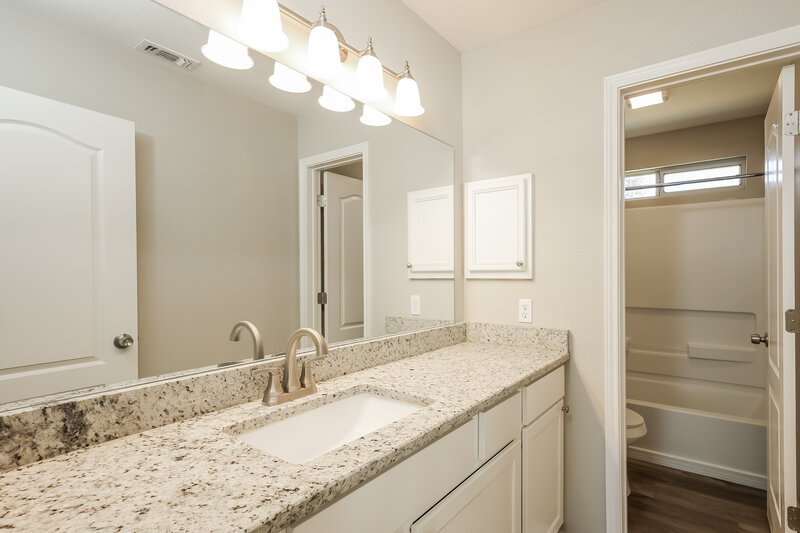 1,870/Mo, 6022 Bear Mdw San Antonio, TX 78222 Main Bathroom View