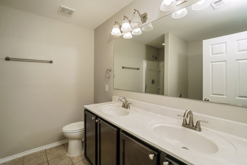 1,910/Mo, 818 Cowhide Dr San Antonio, TX 78260 Main Bathroom View