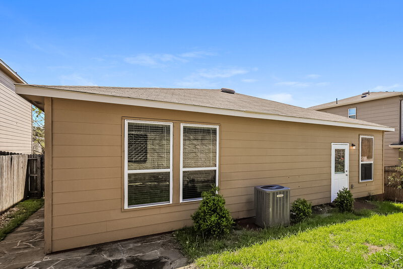 1,750/Mo, 7811 Paraiso Crst Boerne, TX 78015 Rear View
