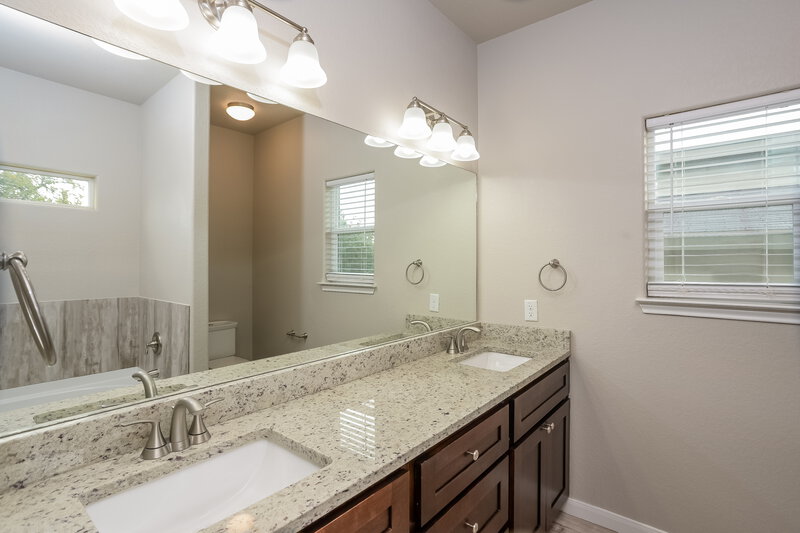1,850/Mo, 12406 Jacobs Pond San Antonio, TX 78253 Main Bathroom View