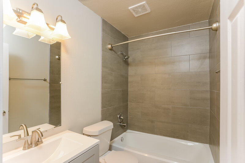 1,860/Mo, 12715 Maple Park Dr San Antonio, TX 78249 Main Bathroom View