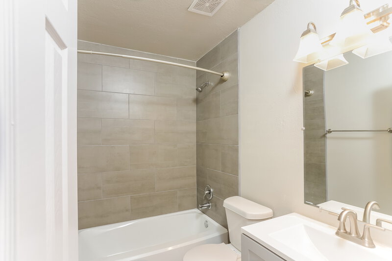 1,860/Mo, 12715 Maple Park Dr San Antonio, TX 78249 Bathroom View