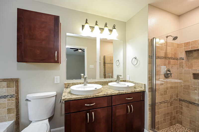 2,065/Mo, 607 Limestone Flt San Antonio, TX 78251 Main Bathroom View