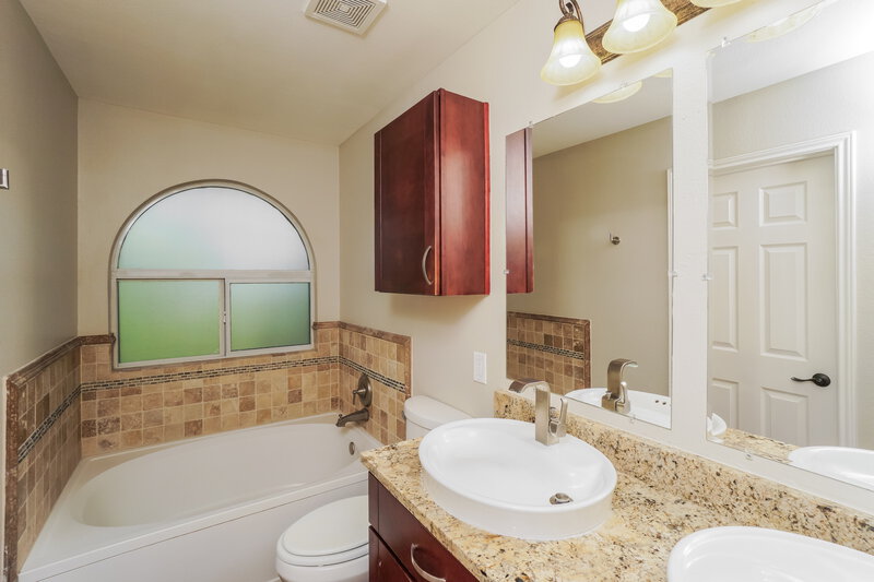 1,770/Mo, 607 Limestone Flt San Antonio, TX 78251 Main Bathroom View