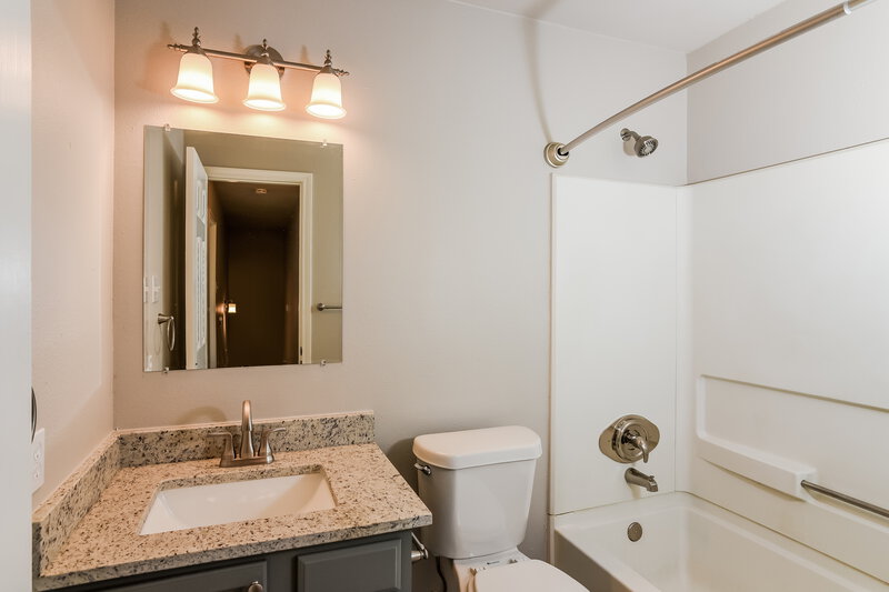 1,785/Mo, 8910 Kenton Ct San Antonio, TX 78240 Main Bathroom View