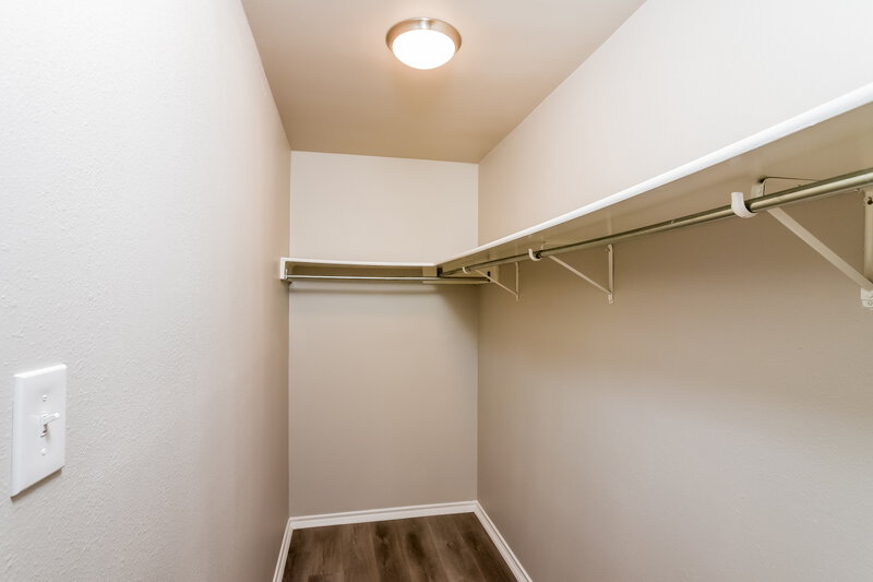 1,785/Mo, 8910 Kenton Ct San Antonio, TX 78240 Walk In Closet View