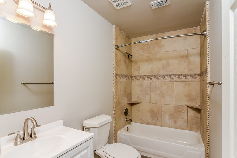 1,785/Mo, 8910 Kenton Ct San Antonio, TX 78240 Bathroom View