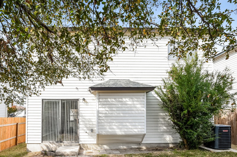 1,785/Mo, 8910 Kenton Ct San Antonio, TX 78240 Rear View