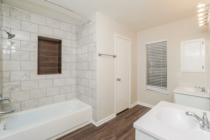 1,935/Mo, 7818 Benbrook San Antonio, TX 78250 Main Bathroom View