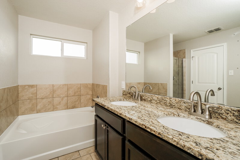 1,725/Mo, 8850 Belgian Fls San Antonio, TX 78254 Bathroom View