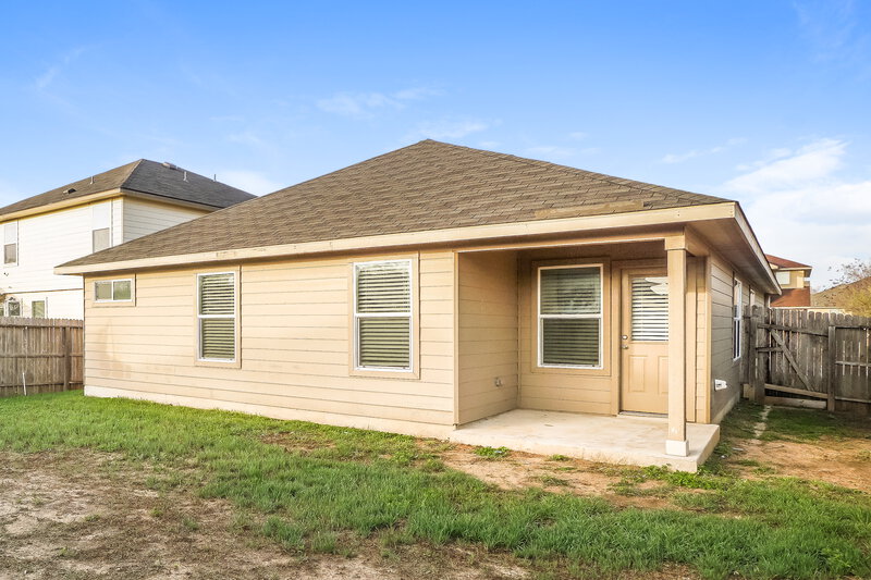 1,725/Mo, 8850 Belgian Fls San Antonio, TX 78254 Rear View