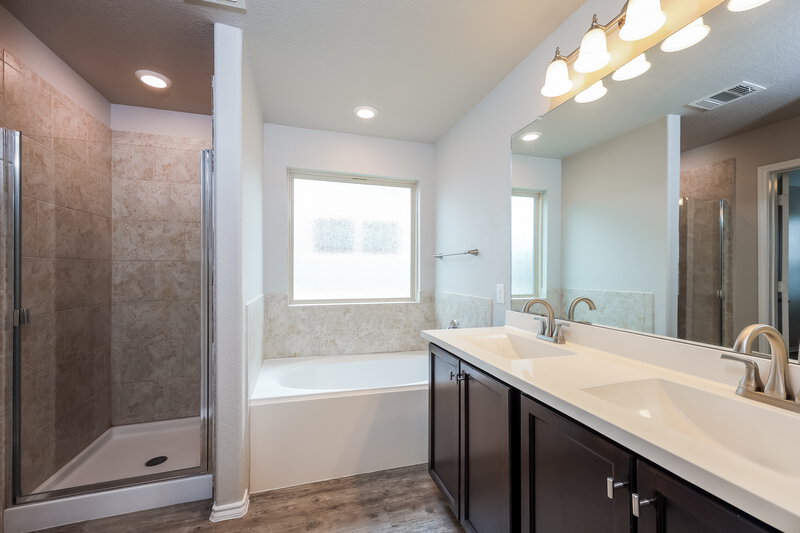 1,915/Mo, 10231 Barbeque Bay Converse, TX 78109 Main Bathroom View