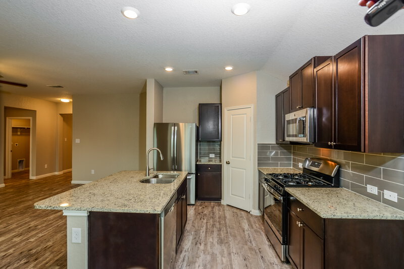 1,560/Mo, 1036 Raceland Rd San Antonio, TX 78245 Kitchen View 2